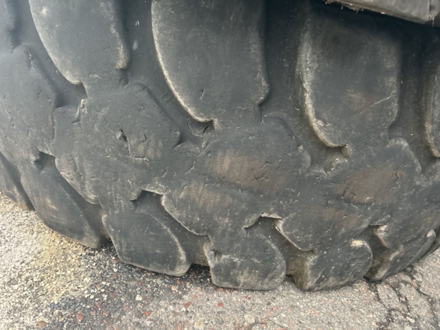 1423476-9 Set of used wheel loader tires