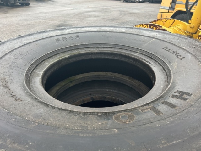 1423476-12 Set of used wheel loader tires