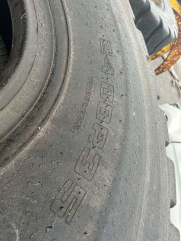 1423476-14 Set of used wheel loader tires