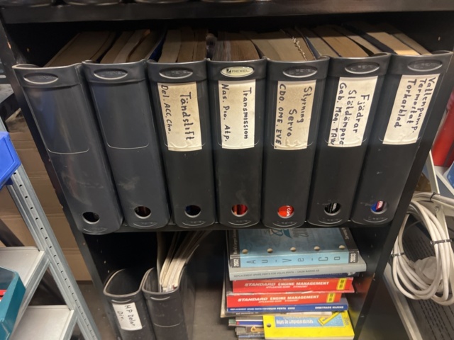 1420292-5 Samling reservdelskataloger, manualer och pärmar