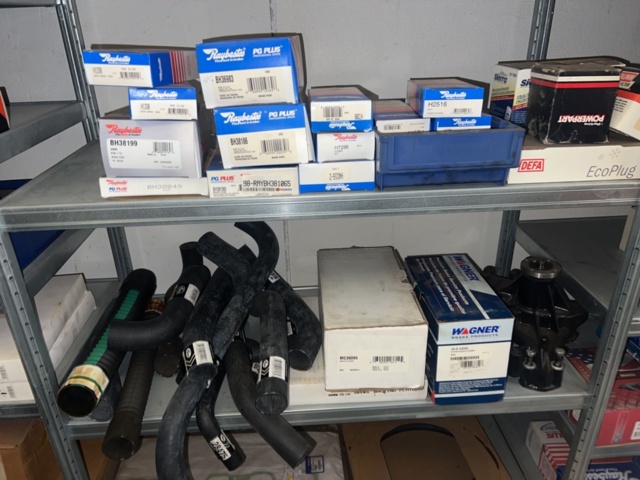 1420288-11 Plåthyllor 7 sektioner med innehåll - Reservdelar