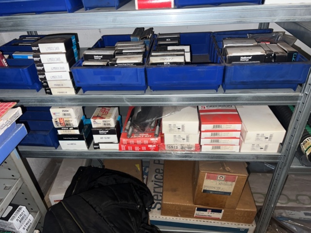 1420288-12 Plåthyllor 7 sektioner med innehåll - Reservdelar