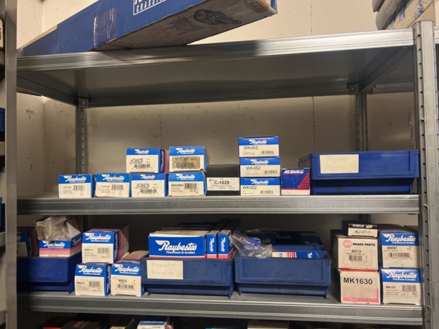 1420288-14 Plåthyllor 7 sektioner med innehåll - Reservdelar