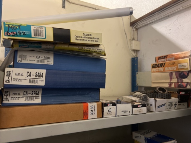 1420288-19 Plåthyllor 7 sektioner med innehåll - Reservdelar