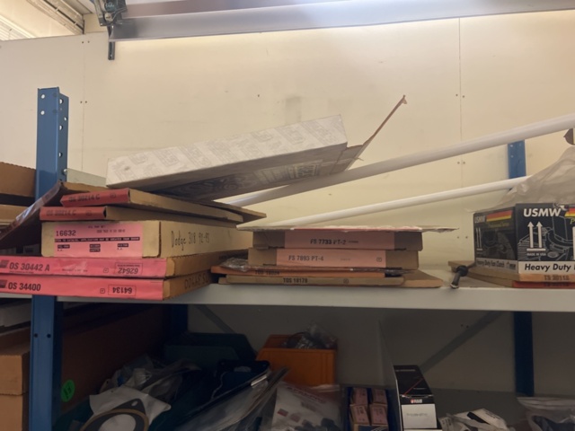 1420288-25 Plåthyllor 7 sektioner med innehåll - Reservdelar