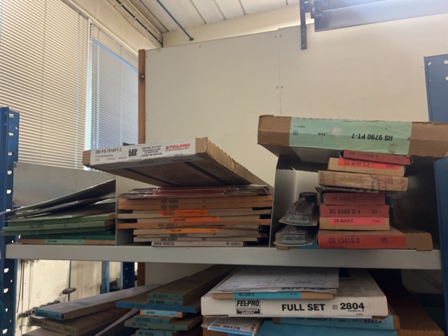 1420288-26 Plåthyllor 7 sektioner med innehåll - Reservdelar