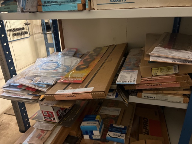 1420288-28 Plåthyllor 7 sektioner med innehåll - Reservdelar