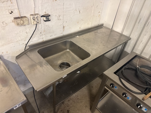 Stainless steel bench with hob - PS Auction - We value the future ...