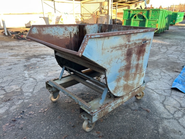1435468-1 Tipper container on wheels with fork feedthrough
