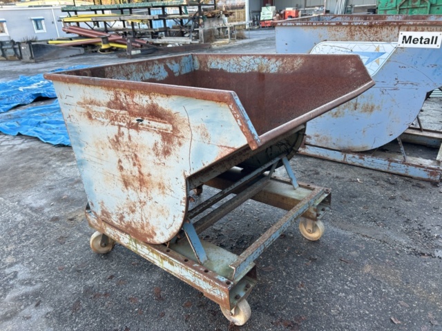 1435468-2 Tipper container on wheels with fork feedthrough