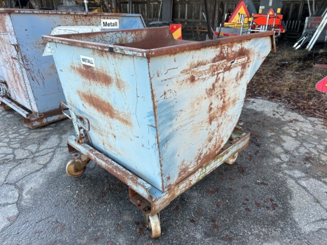 1435468-3 Tipper container on wheels with fork feedthrough