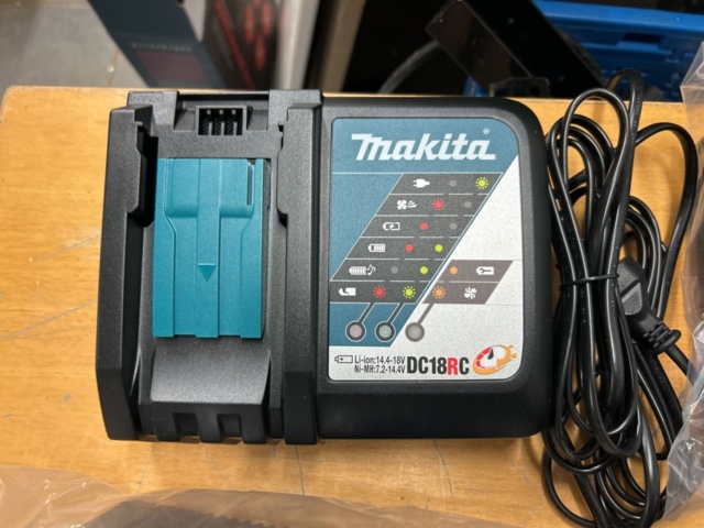 1446661-2 Batteriladdare 4 st - Makita DC18RC