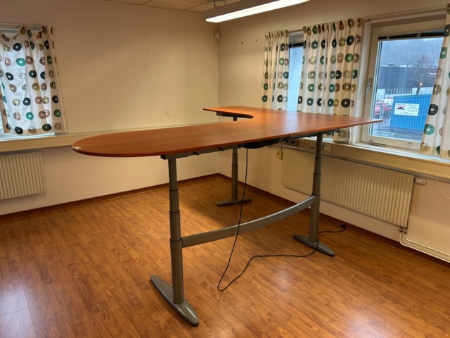 Large electrically height-adjustable desk (Linak) - PS Auction - We ...