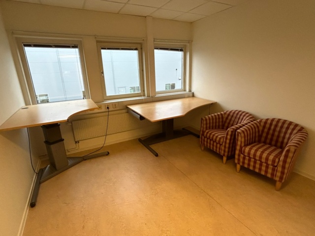 2 height-adjustable desks – Kinnarps table tops & Linak stands - PS ...