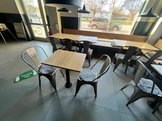 1423926-6 Restauranginredning, bord, stolar bänkar