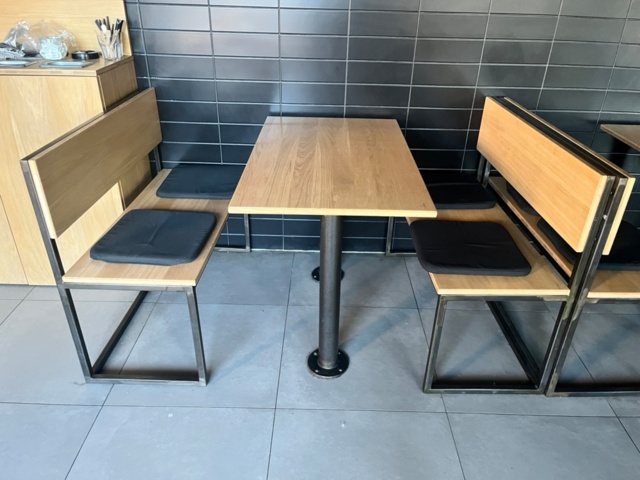 1423926-10 Restauranginredning, bord, stolar bänkar