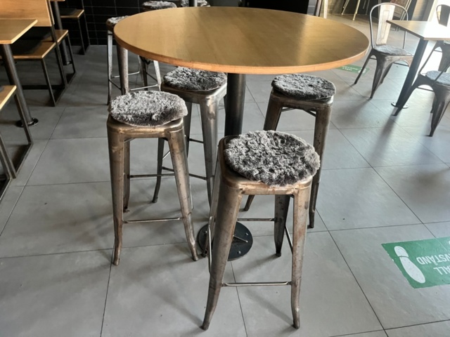 1423926-11 Restauranginredning, bord, stolar bänkar