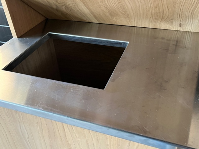 1423930-9 Vatten/bestick/skräpstation