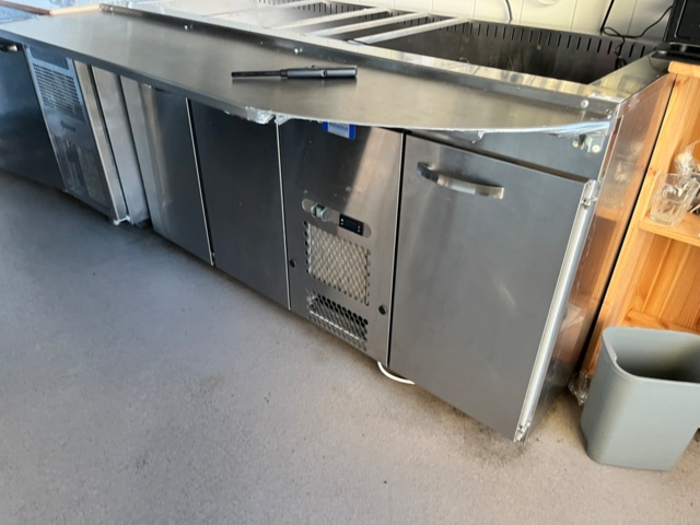 1423932-2 Kylbänk med 3st dörrar samt kylränna för bleck