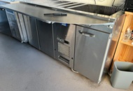 1423932 Kylbänk med 3st dörrar samt kylränna för bleck