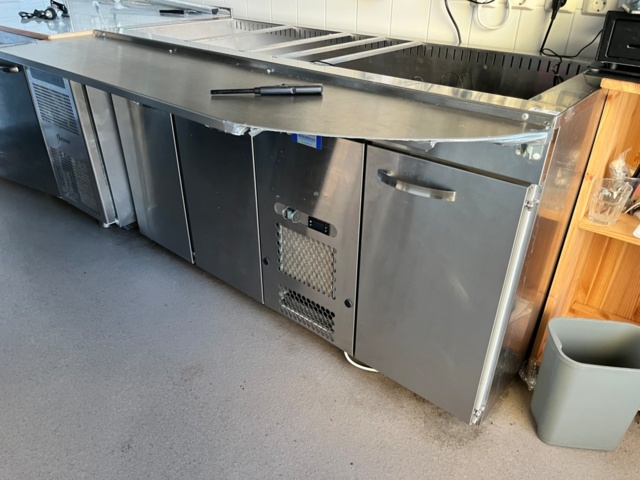 1423932-1 Kylbänk med 3st dörrar samt kylränna för bleck