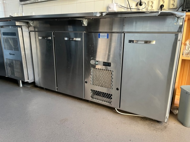 1423932-3 Kylbänk med 3st dörrar samt kylränna för bleck