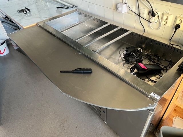 1423932-4 Kylbänk med 3st dörrar samt kylränna för bleck