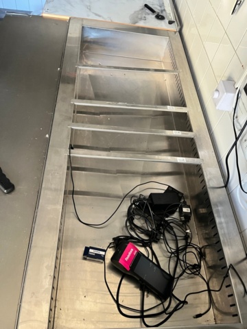 1423932-5 Kylbänk med 3st dörrar samt kylränna för bleck