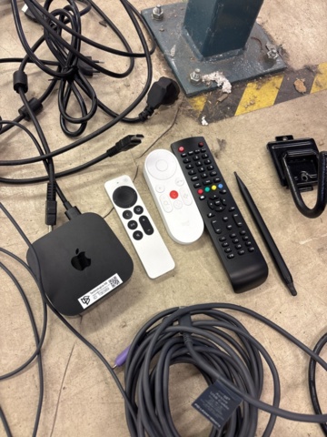 1443694-12 98" Interaktiv pekskärm med konferensutrustning och tillbehör - Clevertouch Pro Series 3