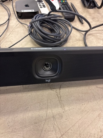 1443694-9 98" Interaktiv pekskärm med konferensutrustning och tillbehör - Clevertouch Pro Series 3