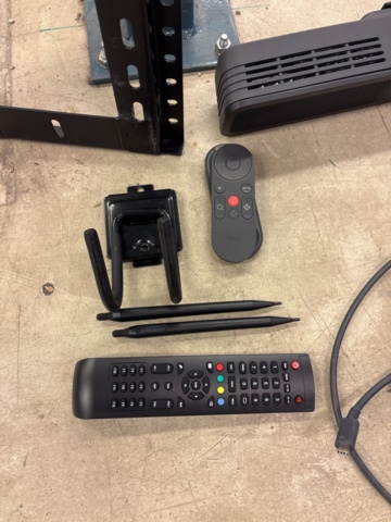 1443695-12 98" Interaktiv pekskärm med konferensutrustning och tillbehör - Clevertouch Pro Series 3