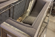 1443703 Diverse möblemang/inredning - soffor, byrå, bord