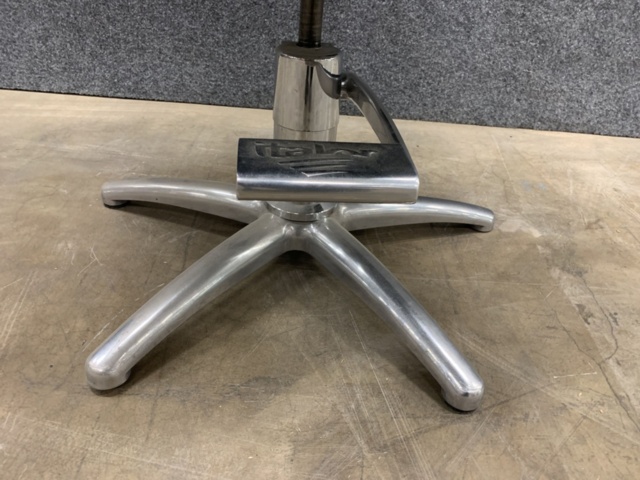 1447226-2 Frisörstol italor