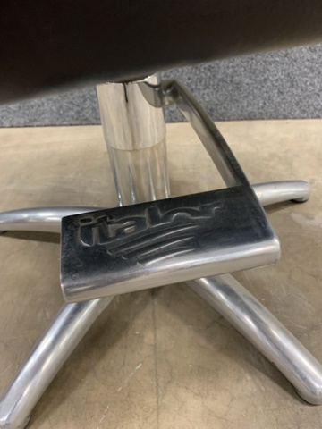 1447227-4 Frisörstol italor