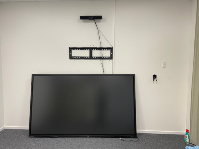 1443695-1 98" Interaktiv pekskärm med konferensutrustning och tillbehör - Clevertouch Pro Series 3