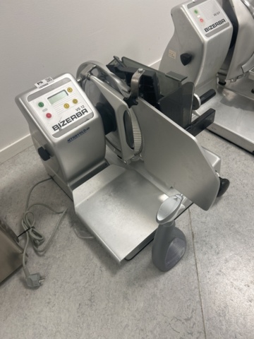 1429968-1 Professionell påläggs-/charkskärare