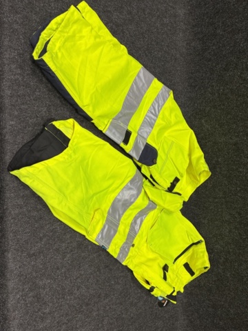 1447338-8 4 pcs protective shorts