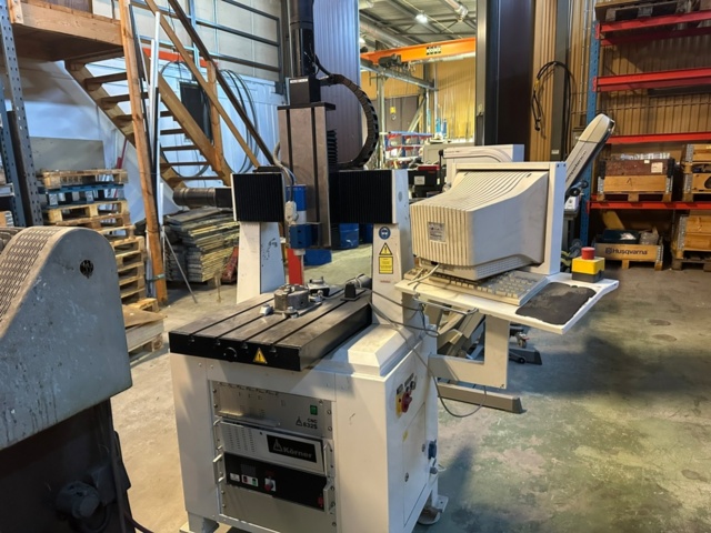 1256086-12 Gravyrfräsmaskin CNC Körner 832S / 500G