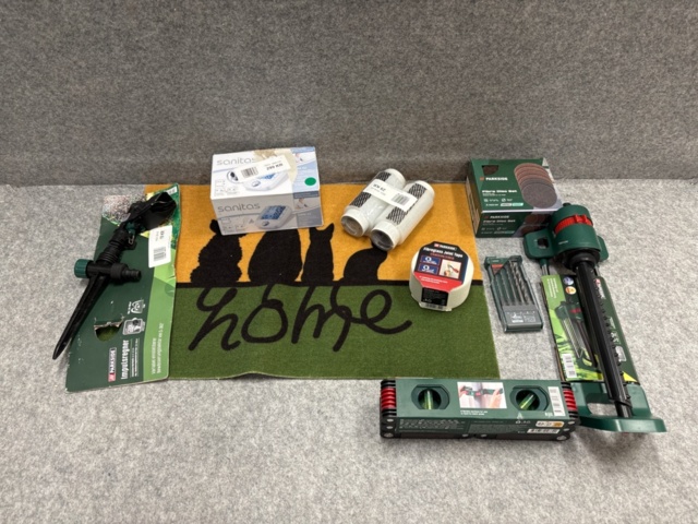 1436447-2 Samling med hem- och trädgårdsredskap