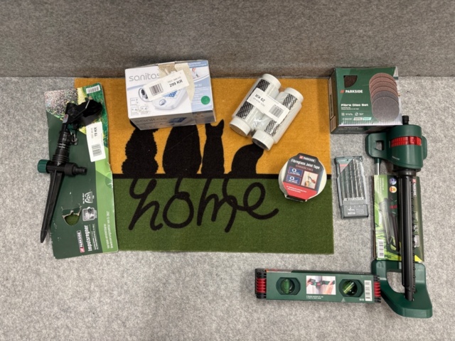 1436447-3 Samling med hem- och trädgårdsredskap