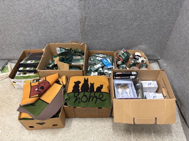 1436447-1 Samling med hem- och trädgårdsredskap