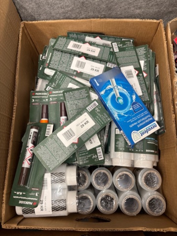 1436447-6 Samling med hem- och trädgårdsredskap