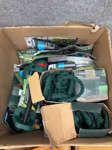 1436447-7 Samling med hem- och trädgårdsredskap