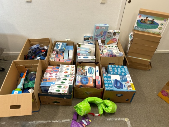 1436333-6 Lot of inflatable pools and swimming toys