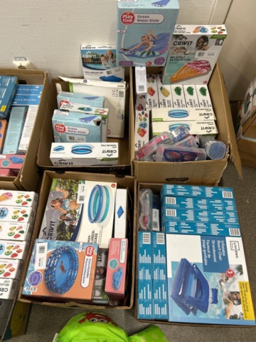 1436333-7 Lot of inflatable pools and swimming toys