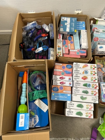 1436333-8 Lot of inflatable pools and swimming toys