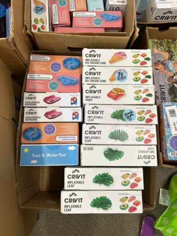 1436333-9 Lot of inflatable pools and swimming toys