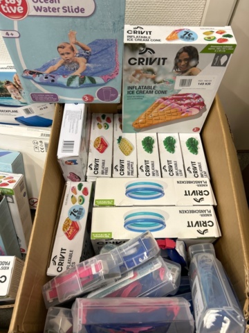 1436333-11 Lot of inflatable pools and swimming toys