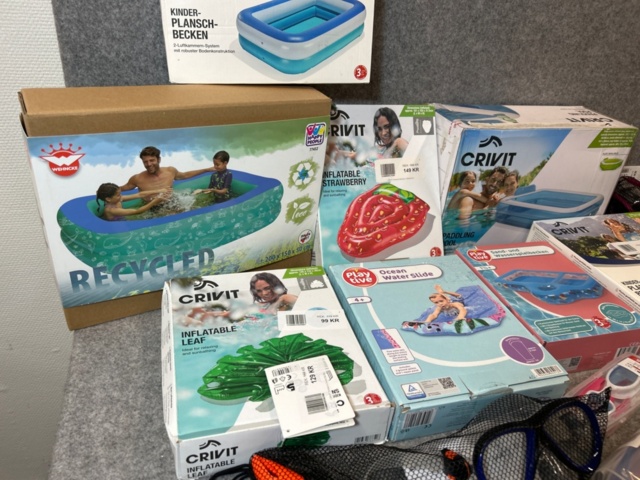 1436333-5 Lot of inflatable pools and swimming toys