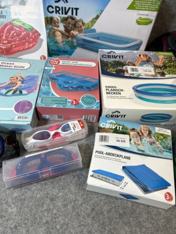1436333-4 Lot of inflatable pools and swimming toys